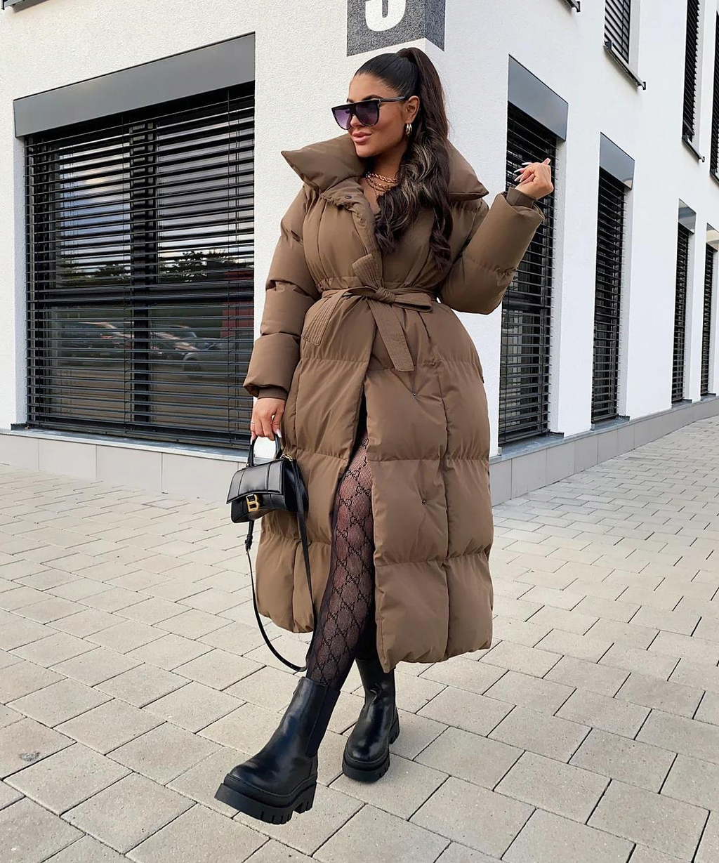 Lang beltefrakke til kvinder - elegant design og markant stil