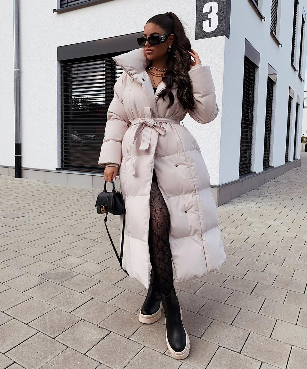 Lang beltefrakke til kvinder - elegant design og markant stil