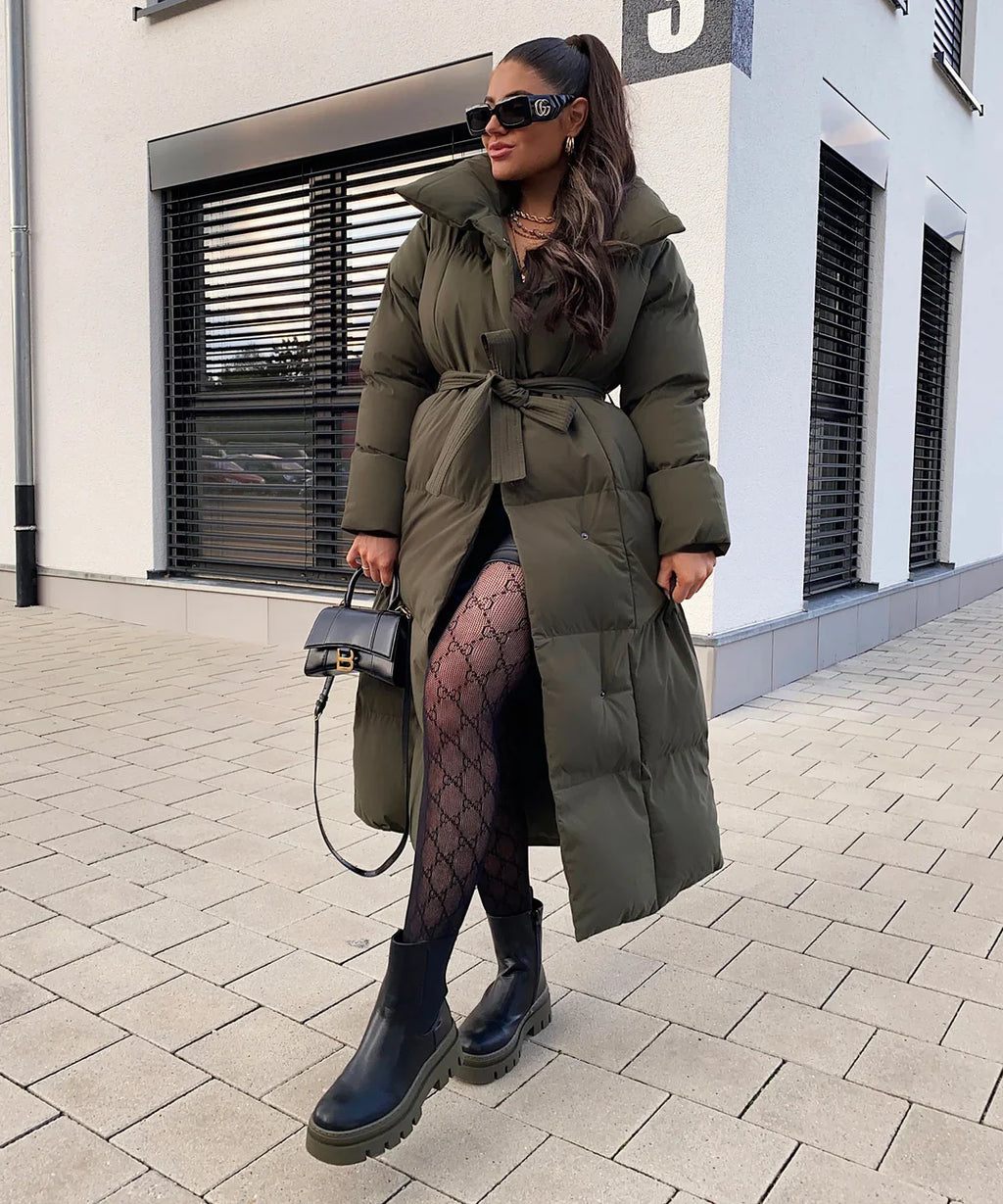 Lang beltefrakke til kvinder - elegant design og markant stil