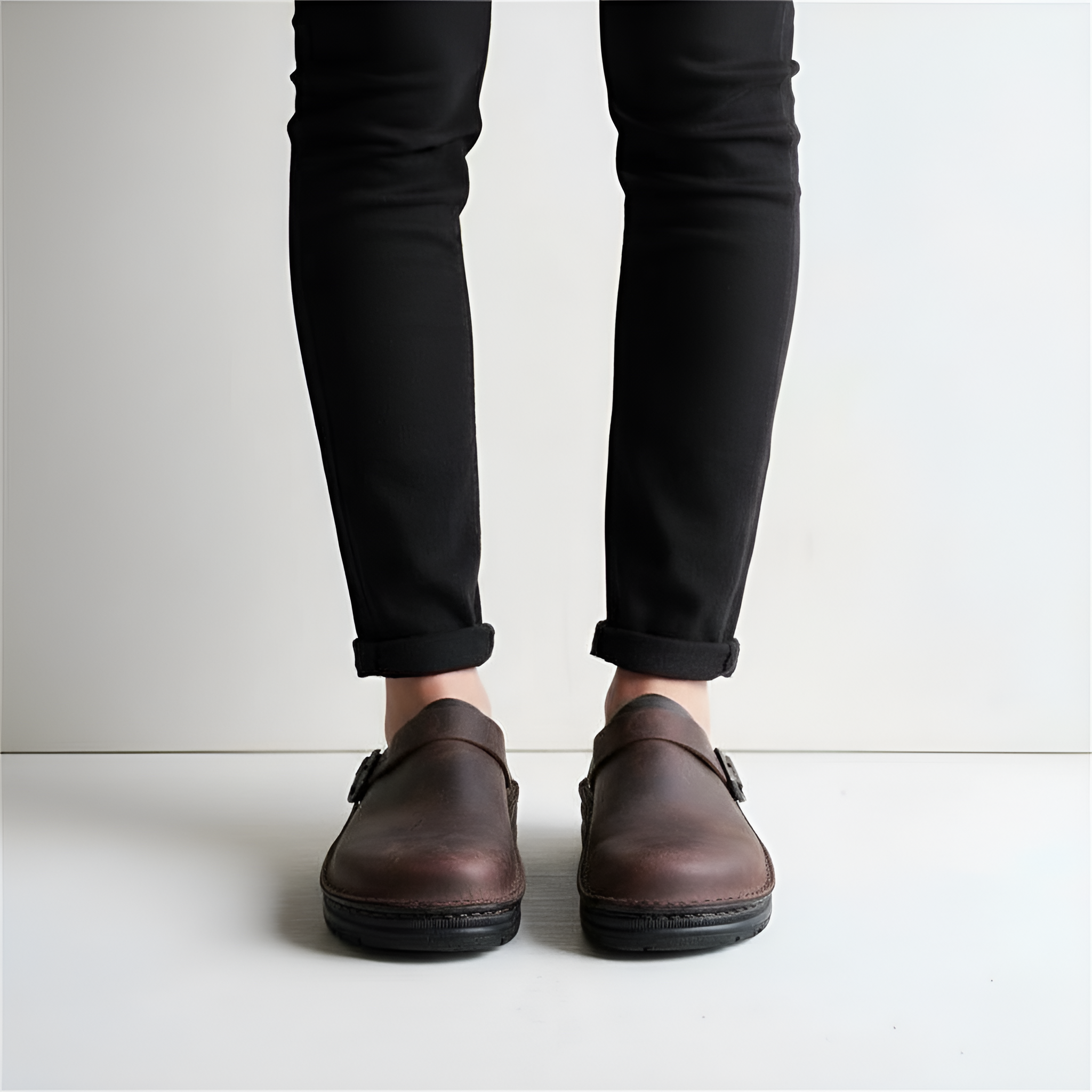 Komfortable træsko til herre med lukket front og skridsikker sål