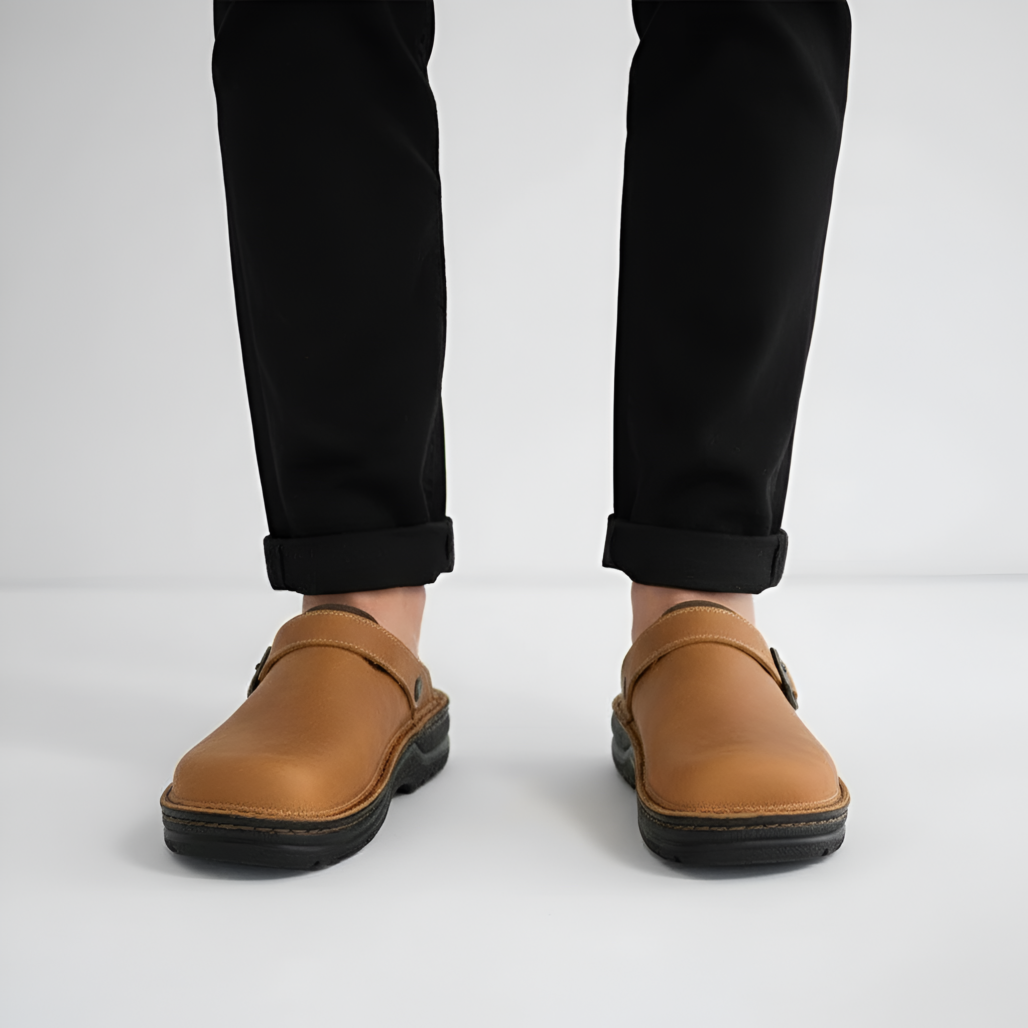 Komfortable træsko til herre med lukket front og skridsikker sål