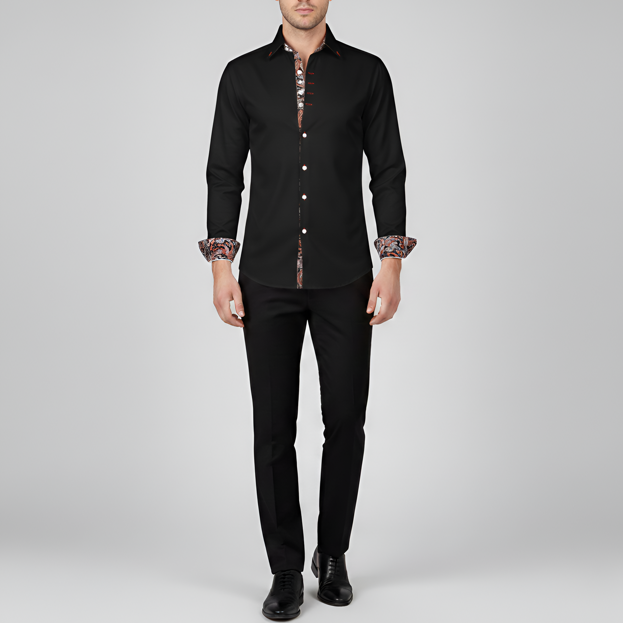 Herreskjorte i bomuld med lange ærmer og mønstret krave