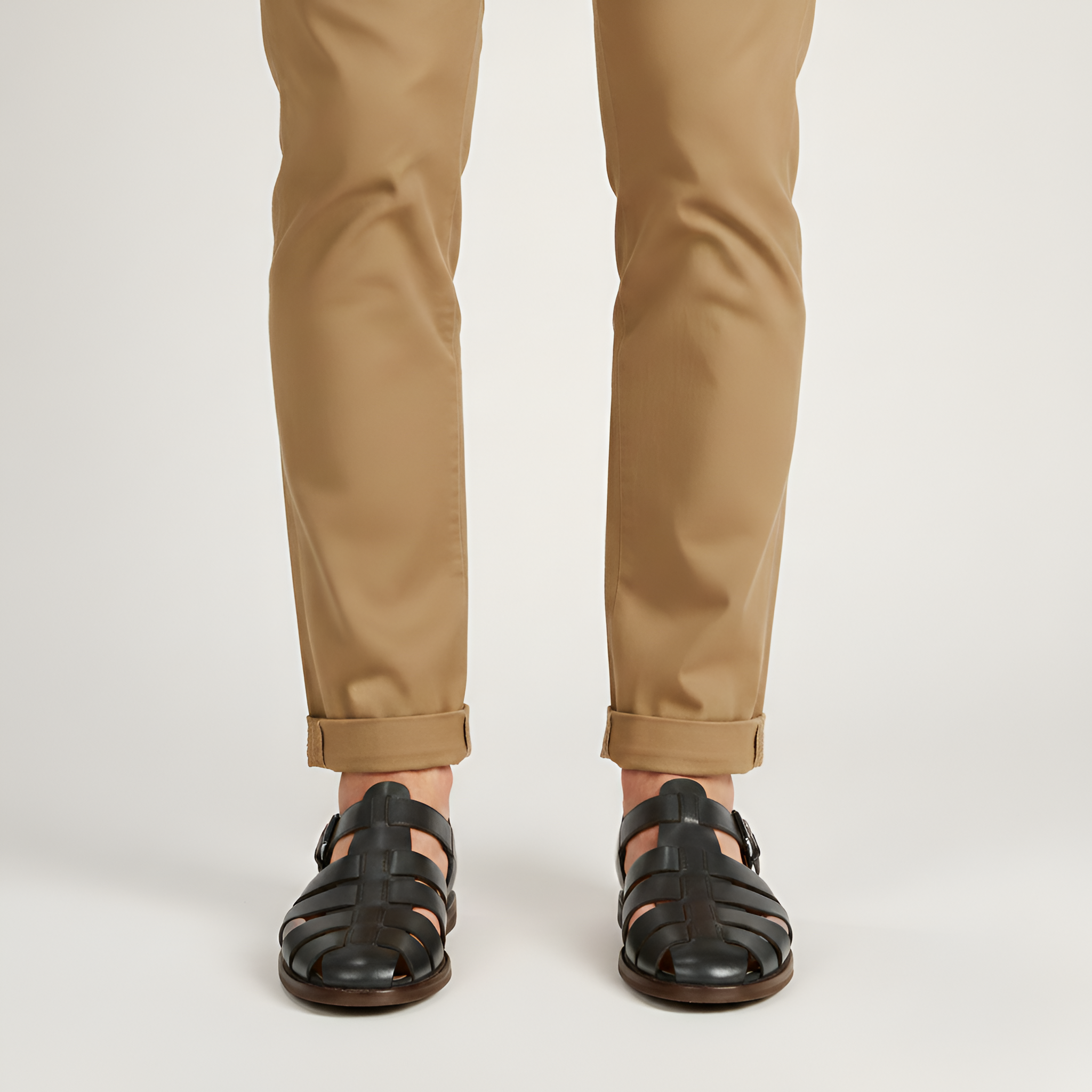 Herresandal i læder med lukket tå og spænde – komfortabel sommersandal