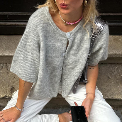 Kortærmet cardigan med rund hals og frontknaplukning til damer