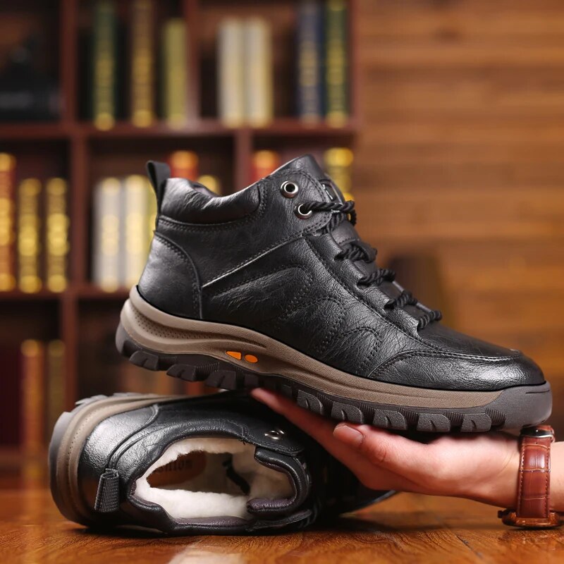 Lukkede snøresko med kraftig sål og polstret inderside til herrer