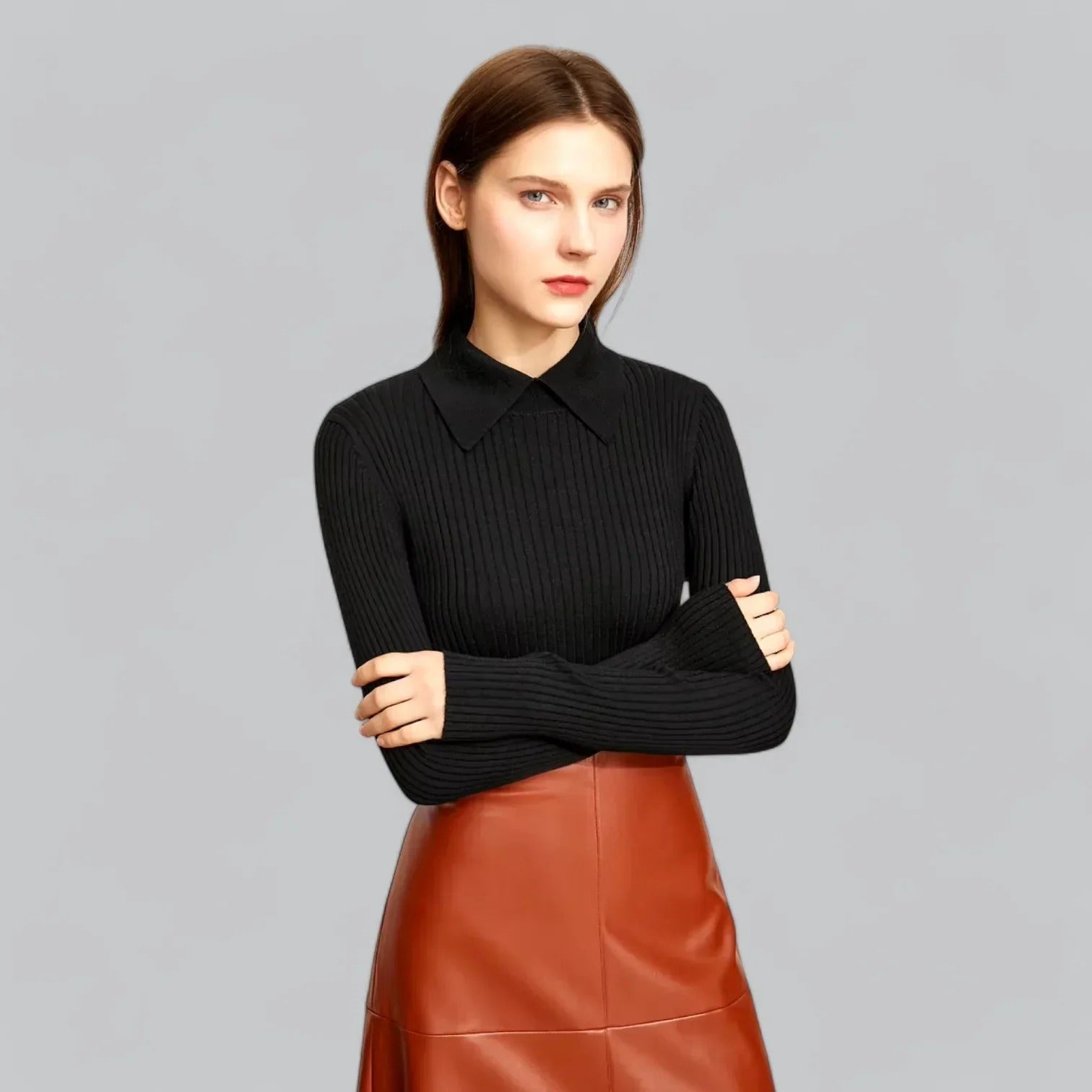 Strikket trøje med krave og ribstruktur til damer